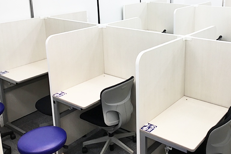 充実の学習環境:コーチが隣に座ってレッスンするので質問がしやすい環境です。