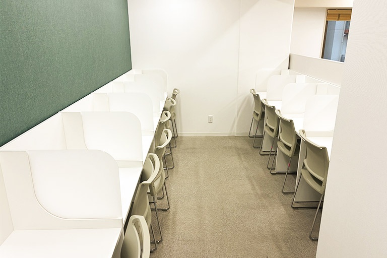 充実の学習環境:自習スペースは1人ひとり区切られた設計。しっかりと自分の勉強に集中できます。
