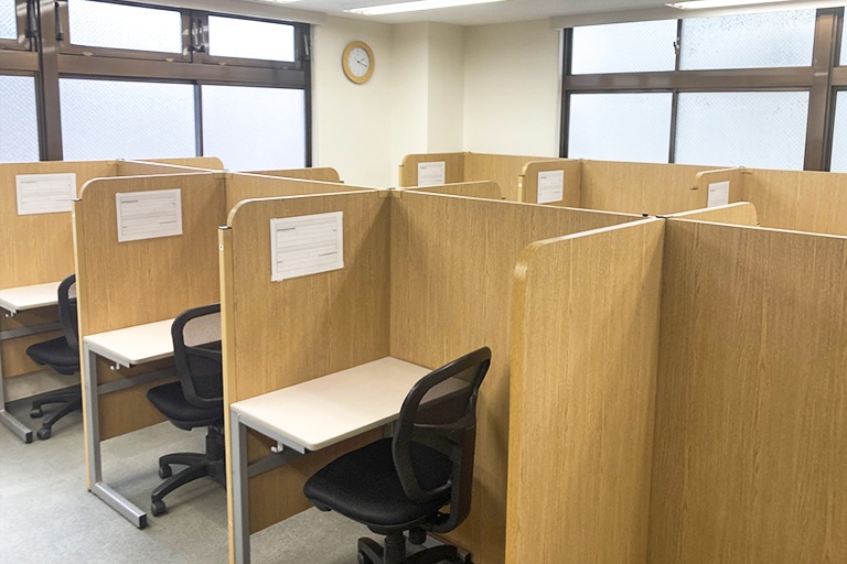 充実の学習環境:個別指導ブース。演習中も講師がいつも隣にいて、質問がしやすい環境です。