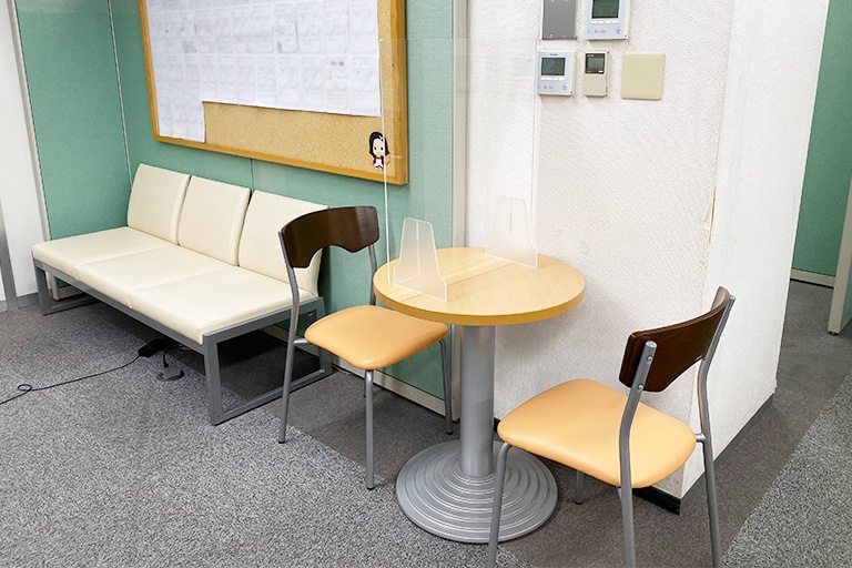 充実の学習環境:オープンな環境のフリースペース。お気軽にご質問・ご相談などをしていただけます。