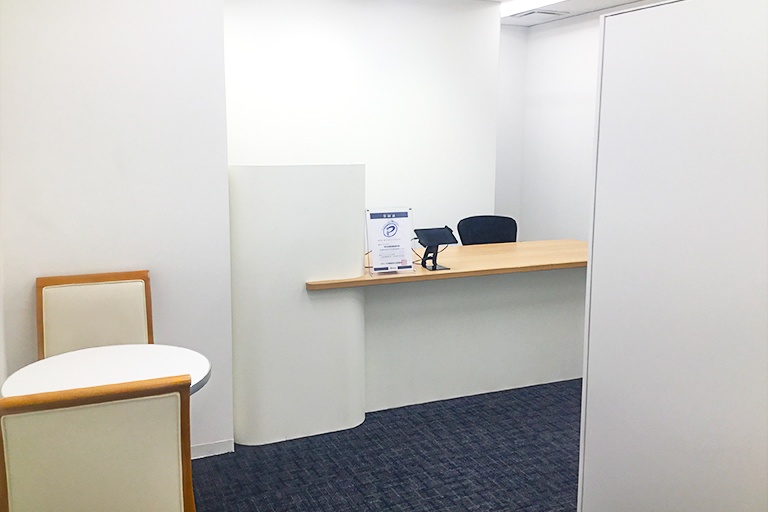 充実の学習環境:教室で何かわからないことがあれば、受付カウンターまでお気軽にご相談ください。