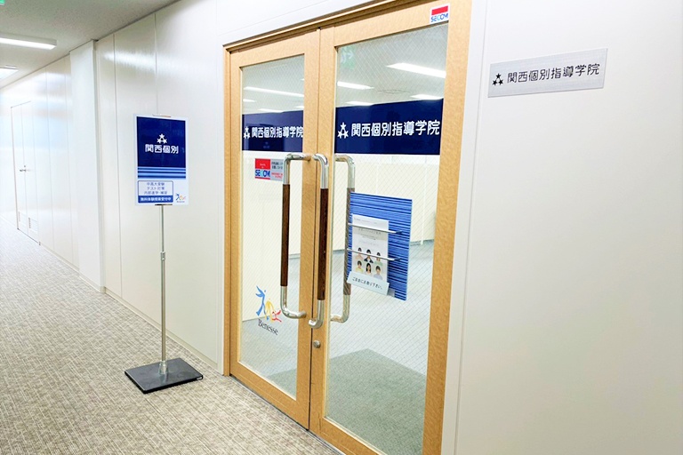 充実の学習環境:エレベーターを降りて向かってすぐ左手に教室がございます。