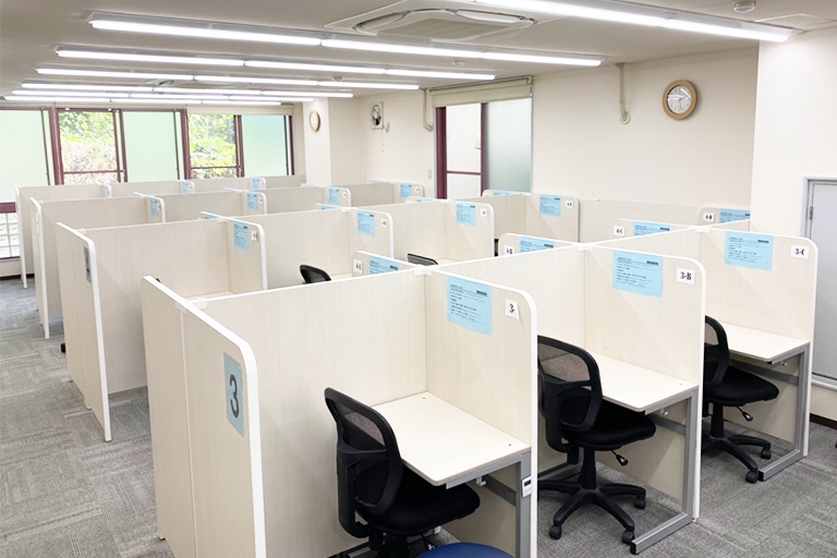 充実の学習環境:2階も十分な席数を確保しております。授業・自習両方に使用しています。