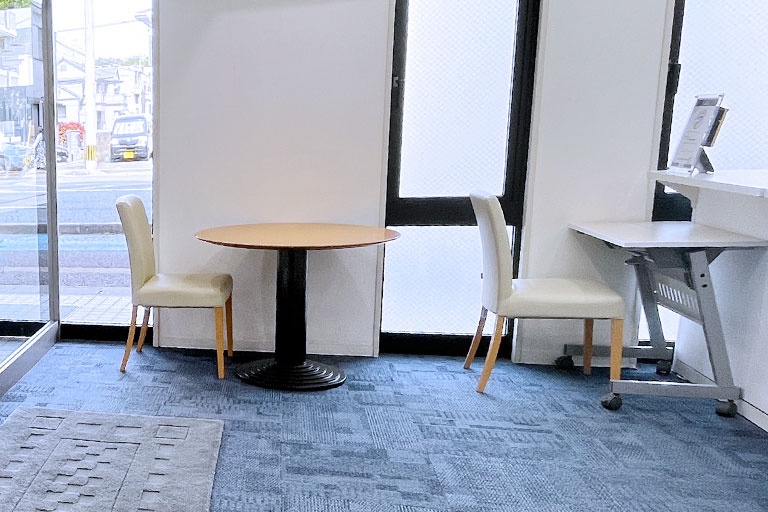 充実の学習環境:オープンな環境のフリースペース。お気軽にご質問・ご相談などをしていただけます。