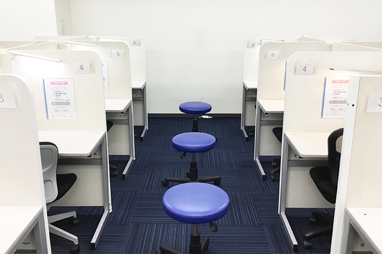 充実の学習環境:個別指導ブース。演習中も講師がいつも隣にいて、質問がしやすい環境です。