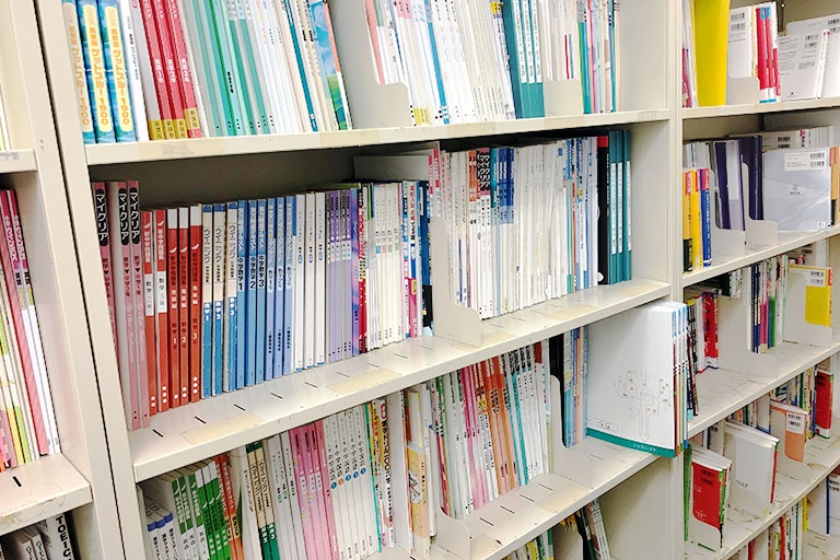 充実の学習環境:対応テキストは十分な種類・量を準備。お子さまの課題や目標に合わせて対応しています。