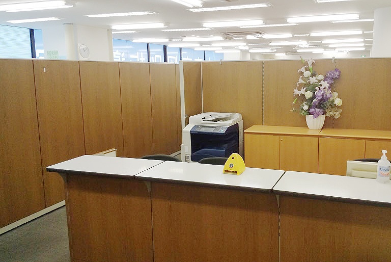 充実の学習環境:明るく清潔なエントランス。小さなことでも、お気軽にご質問・ご相談ください。講師がしっかり出迎えます。