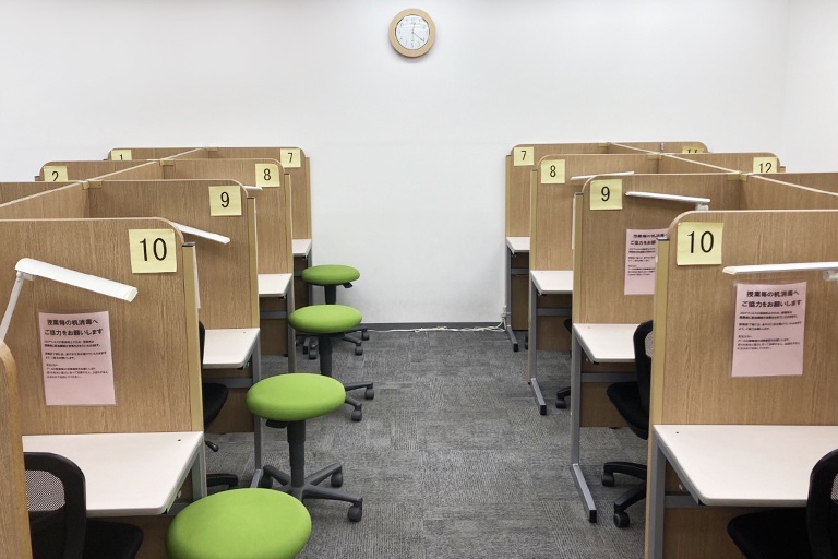 充実の学習環境:個別指導ブース。演習中も講師がいつも隣にいて、質問がしやすい環境です。