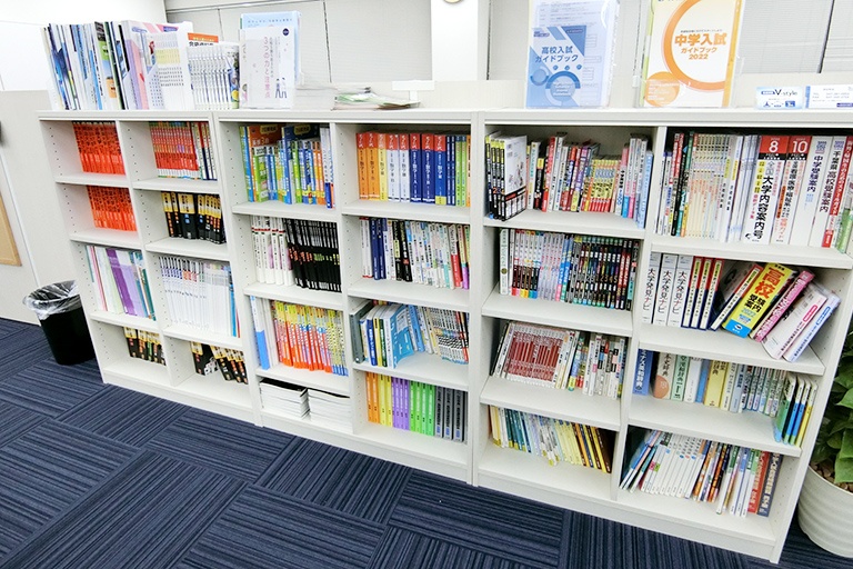 充実の学習環境:対応テキストは十分な種類・量を準備。お子さまの課題や目標に合わせて対応しています。