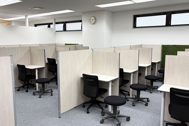 充実の学習環境:パーテーションで1人ずつ区切られているので、自分の勉強に集中できます。