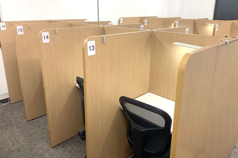 充実の学習環境:パーソナルに区切られた自習席。集中しやすいとご好評いただいています。