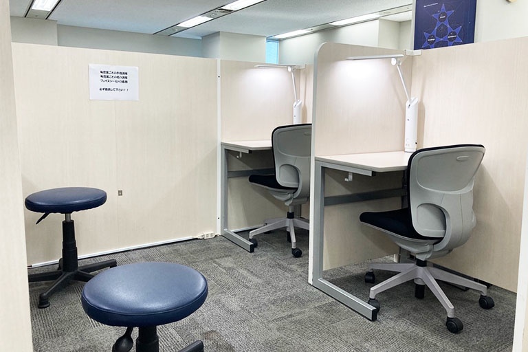 充実の学習環境:コーチが隣に座ってレッスンするので質問がしやすい環境です。