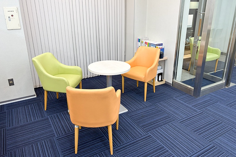 充実の学習環境:オープンな環境のフリースペース。お気軽にご質問・ご相談などをしていただけます。