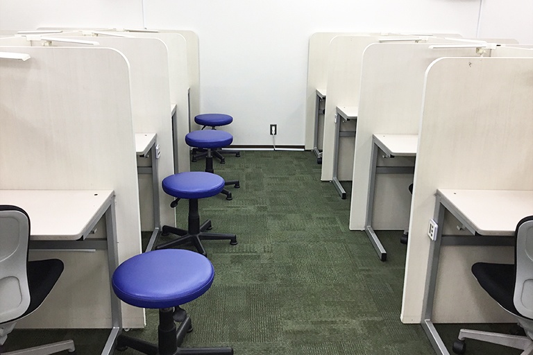 充実の学習環境:個別指導ブース。演習中も講師がいつも隣にいて、質問がしやすい環境です。