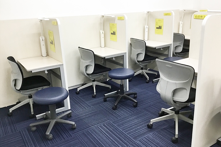 充実の学習環境:パーテーションで1人ずつ区切られているので、自分の勉強に集中できます。