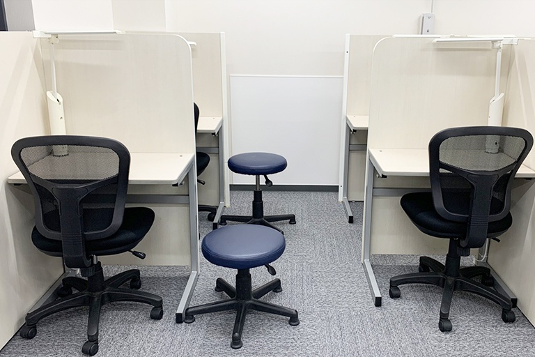充実の学習環境:授業は講師1名につき生徒2名までの個別指導。きめ細かな指導で着実に力を伸ばします。