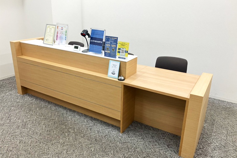 充実の学習環境:開放的な受付カウンター。ご質問・ご相談など、どんな小さなことでもお気軽にお声かけください。