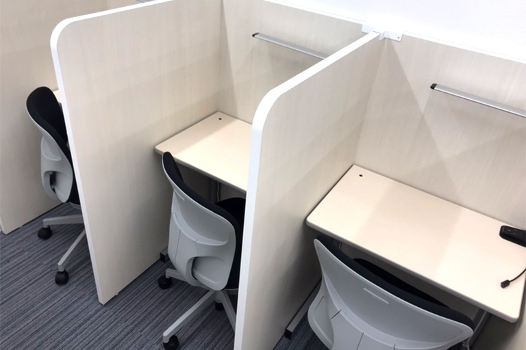 充実の学習環境:自習スペースは1人ひとり区切られた設計。しっかりと自分の勉強に集中できます!