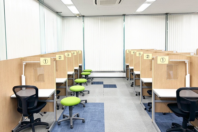 充実の学習環境:個別指導ブース。演習中も講師がいつも隣にいて、質問がしやすい環境です。