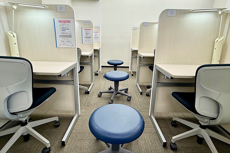 充実の学習環境:コーチが隣に座ってレッスンするので質問がしやすい環境です。