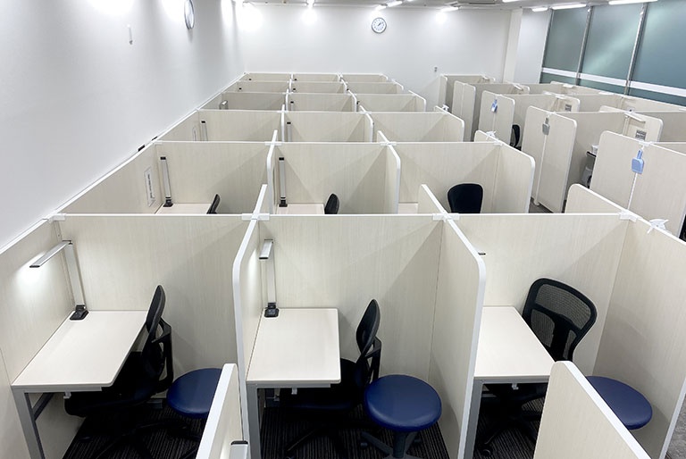 充実の学習環境:集中しやすいようパーテーションで区切られた授業ブース。