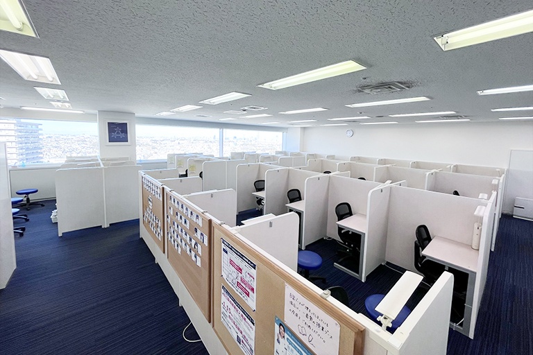 充実の学習環境:パーテーションで区切られた集中しやすいブースでレッスン。