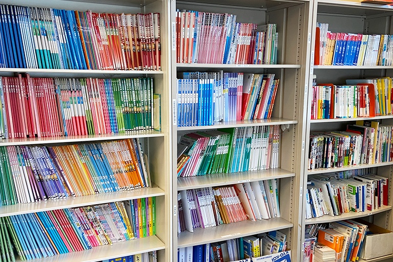 充実の学習環境:対応テキストは十分な種類・量を準備。お子さまの課題や目標に合わせて対応しています。
