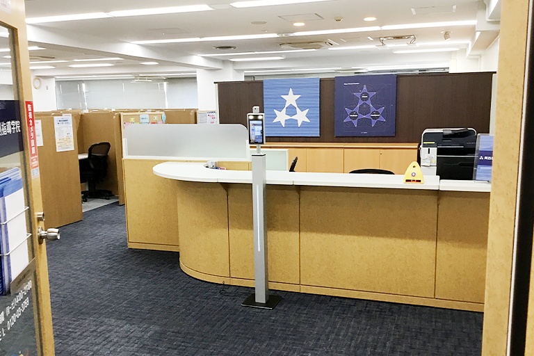 充実の学習環境:明るく清潔なエントランス。小さなことでもお気軽にご質問・ご相談ください。