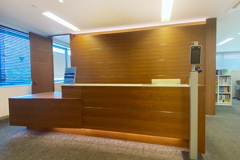 充実の学習環境:教室で何かわからないことがあれば、受付カウンターまでお気軽にご相談ください。