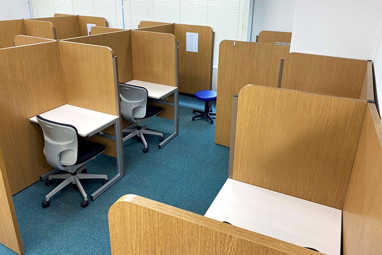 充実の学習環境:個別指導ブース。演習中も講師がいつも隣にいて、質問がしやすい環境です。