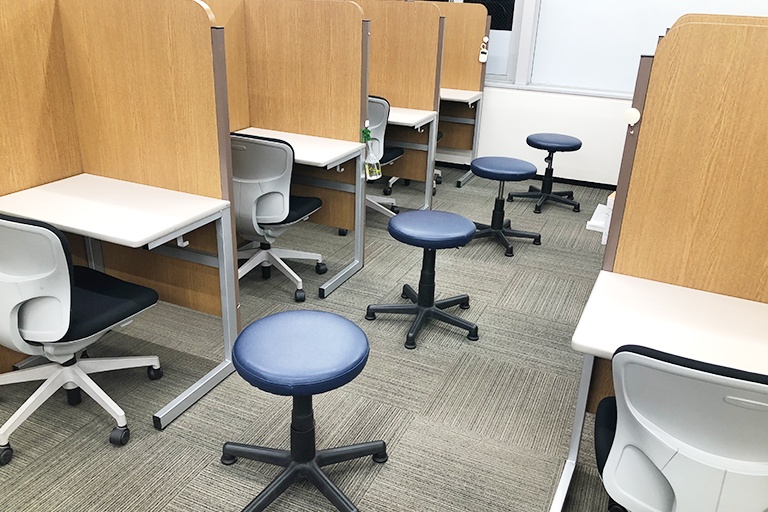 充実の学習環境:個別指導ブース。演習中も講師がいつも隣にいて、質問がしやすい環境です。