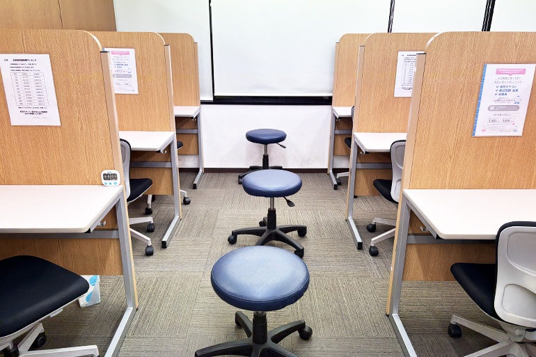 充実の学習環境:集中しやすいようパーテーションで区切られた授業ブース。