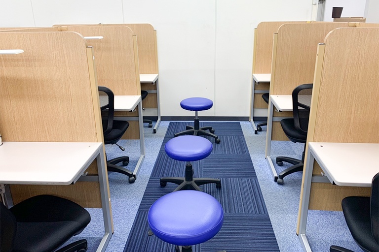 充実の学習環境:集中しやすいようパーテーションで区切られた授業ブース。