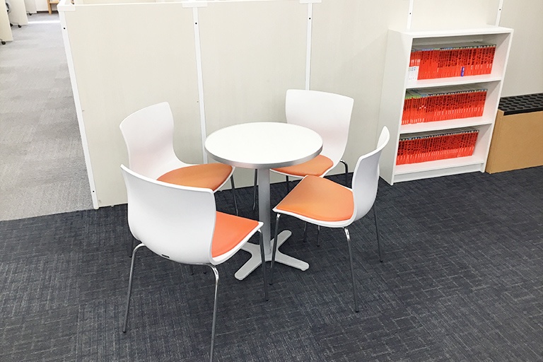 充実の学習環境:オープンな環境のフリースペース。お気軽にご質問・ご相談していただけます