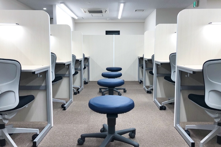 充実の学習環境:個別指導ブース。演習中も講師がいつも隣にいて、質問がしやすい環境です。