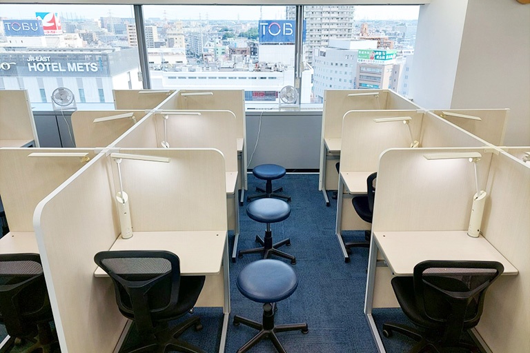 充実の学習環境:授業は講師1名につき生徒2名までの個別指導。きめ細かな指導で着実に力を伸ばします。