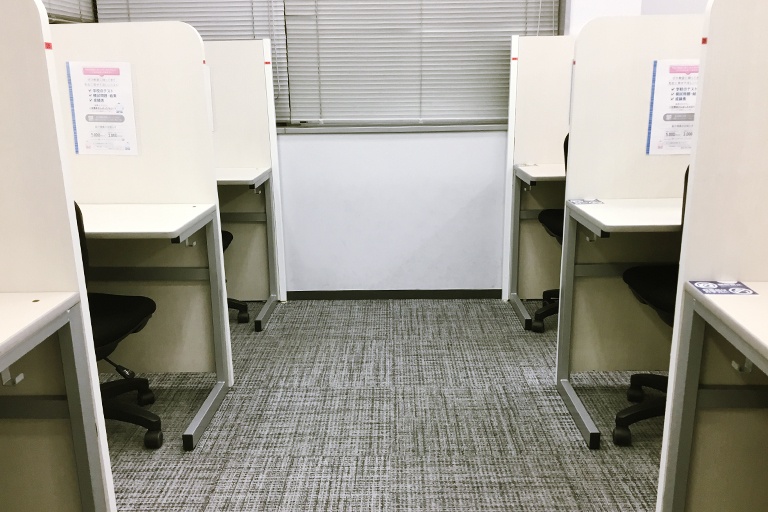 充実の学習環境:自習席は個別ブースになっています。集中できて勉強がはかどると好評です。講師に質問することもできます!