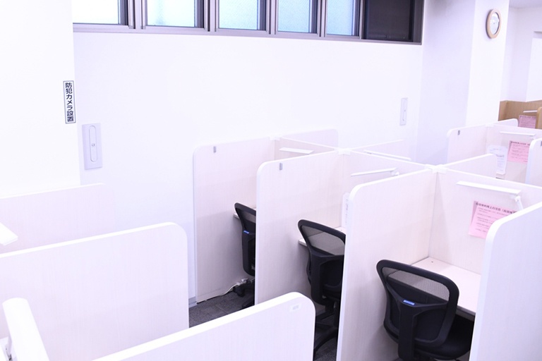 充実の学習環境:自習スペースは1人ひとり区切られた設計。しっかりと自分の勉強に集中できます!