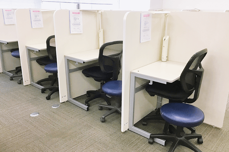 充実の学習環境:個別指導ブース。演習中も講師がいつも隣にいて、質問がしやすい環境です。