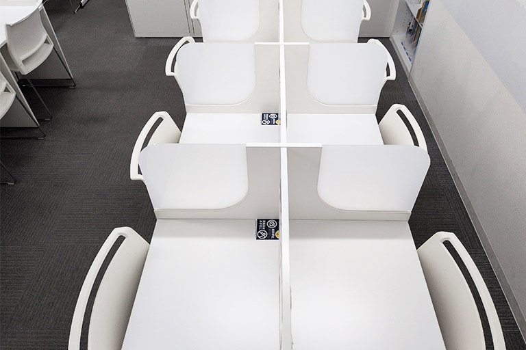 充実の学習環境:自習スペースは1人ひとり区切られた設計。しっかりと自分の勉強に集中できます。