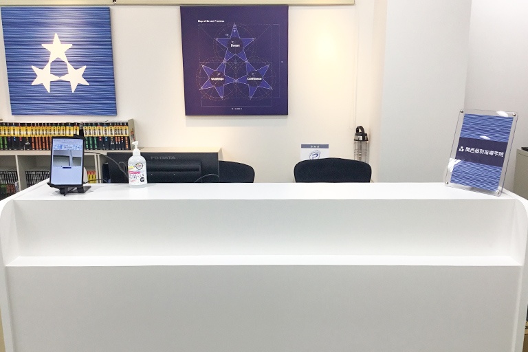 カウンターです。来塾時や帰宅時は気持ちの良いあいさつを心がけています。