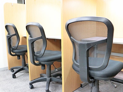 充実の学習環境:パーソナルに区切られた自習席。集中しやすいとご好評いただいています。