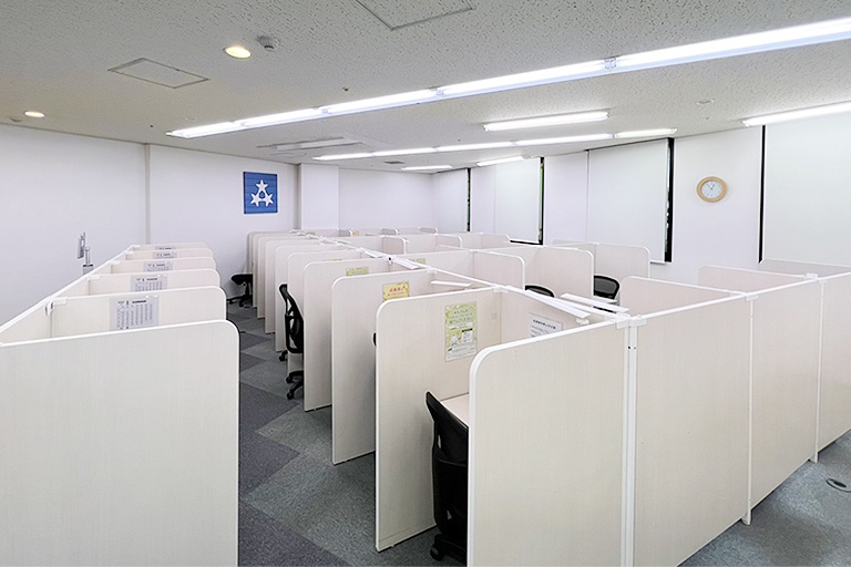 充実の学習環境:自習スペースは1人ひとり区切られた設計。しっかりと自分の勉強に集中できます!
