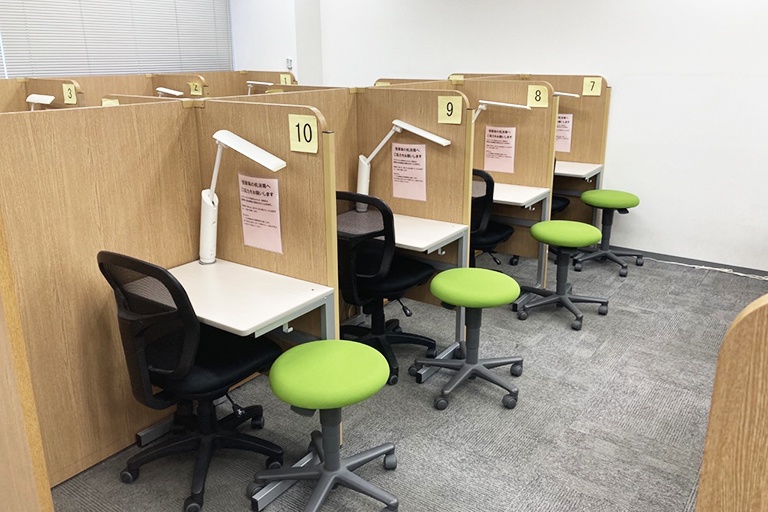 充実の学習環境:自習スペースは1人ひとり区切られた設計。しっかりと自分の勉強に集中できます!