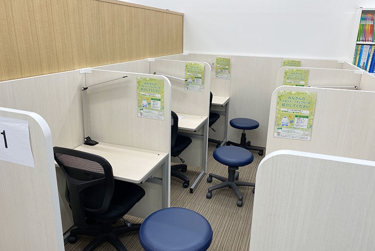 充実の学習環境:個別指導ブース。演習中も講師がいつも隣にいて、質問がしやすい環境です。