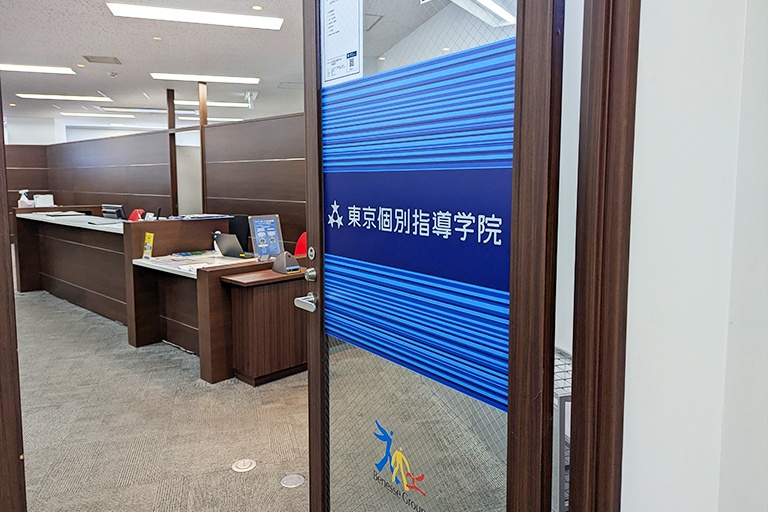 充実の学習環境:教室の入口はこちら。教室見学もできますのでお気軽にお入りください。