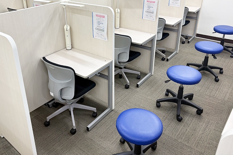 充実の学習環境:集中しやすいようパーテーションで区切られた授業ブース。