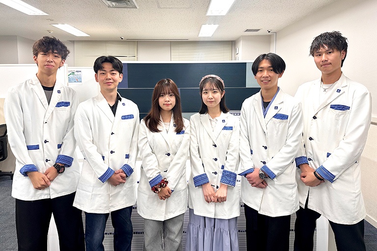 熱意ある講師たち。教室全体でお子さまの学習をサポートします。