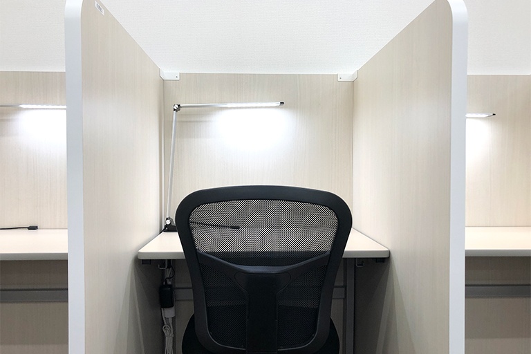 充実の学習環境:自習スペースは1人ひとり区切られた設計。しっかりと自分の勉強に集中できます!