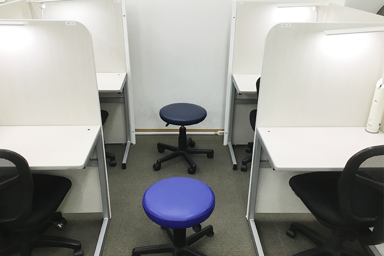充実の学習環境:授業ブースはパーテーションで区切られているので、自分の勉強に集中できます。